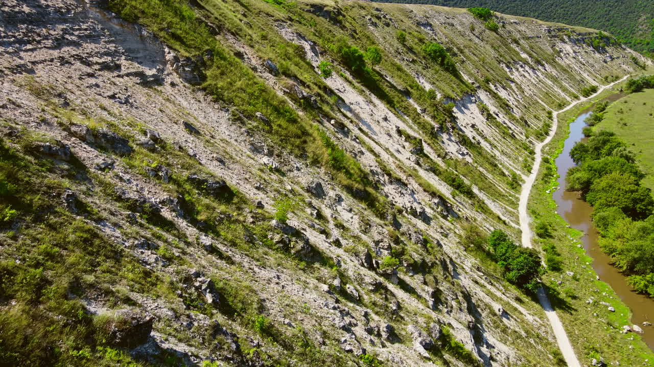 Vista aerea con drone della natura, Moldavia. Pendio collinare roccioso in una valle con vegetazione e fiume