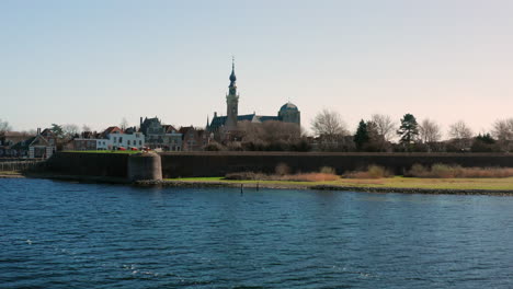 Aus-Der-Luft:-Die-Historische-Stadt-Veere-Mit-Altem-Hafen-Und-Kirchen-An-Einem-Frühlingstag