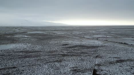 Carretera-En-El-Vasto-Paisaje-De-Islandia-A-Principios-De-Invierno,-Vuelo-Aéreo