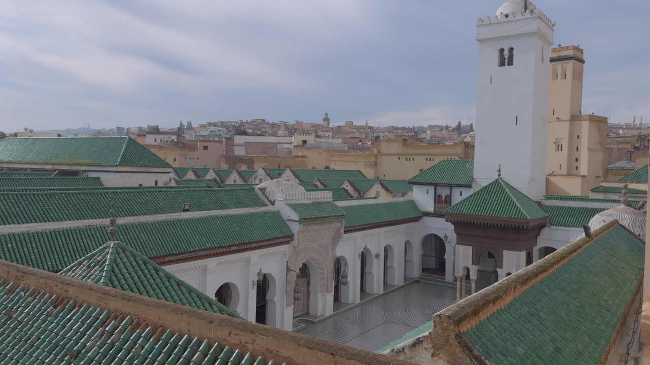 Näkymä al-Qarawiyyin yliopiston moskeijaan ja minareettiin, Fes el Bali, Fez, Marokko.