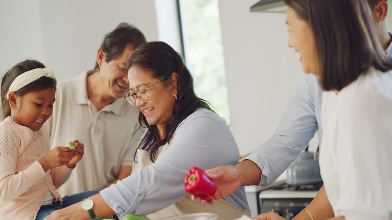 웃는 다세대 가족이 점심을 준비하고 있습니다.