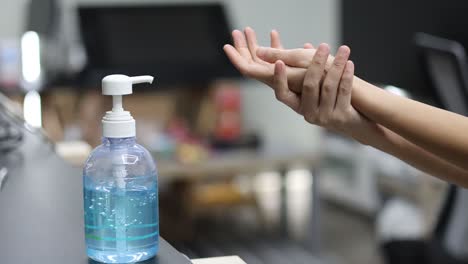 적절한 손 소독 기술을 보여주는 사람
