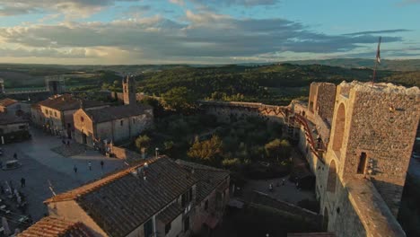 vuelo rápido sobre la comuna de monteriggioni al atardecer, provincia de siena, italia