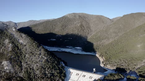 lago congelado de la montaña nevada del dragón de jade y gran presa hidroeléctrica, vista aérea