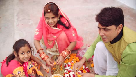 los padres jóvenes con la hija celebran decoran para el festival de diwali