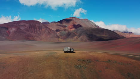 el camión de la expedición sobre la tierra laguna brava hasta la colina roja catamarca argentina