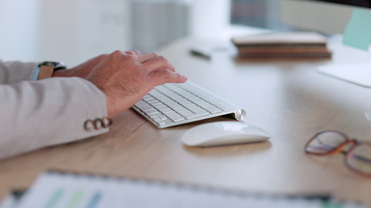 unternehmenssekretärin, die diskussionsideen aufzeichnet