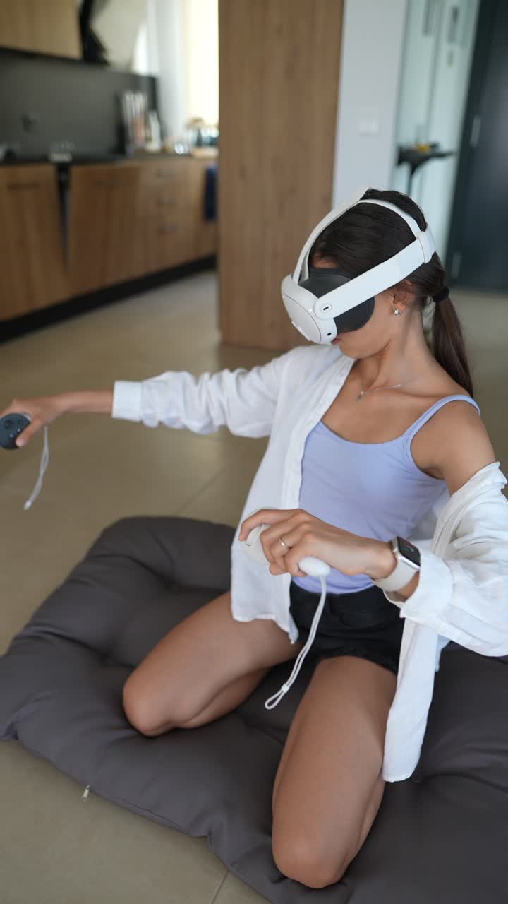 Mujer disfrutando de la experiencia de realidad virtual en casa