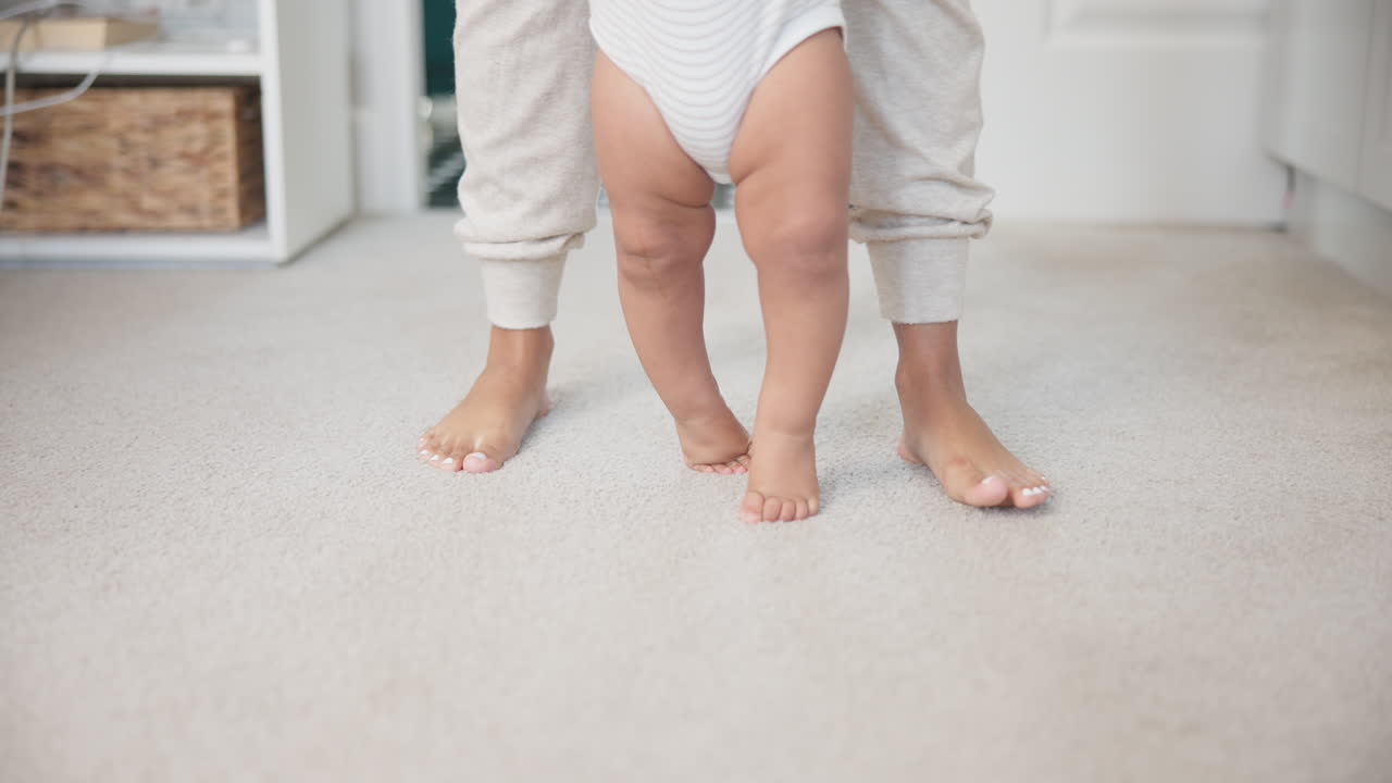 piernas, el bebé aprende a caminar con el crecimiento