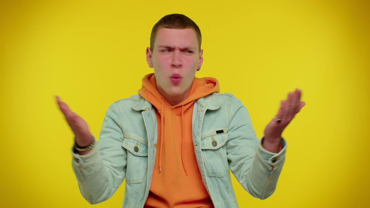 hombre levantando las manos con expresión indignada preguntando por qué qué razón del fracaso demostrando incredulidad