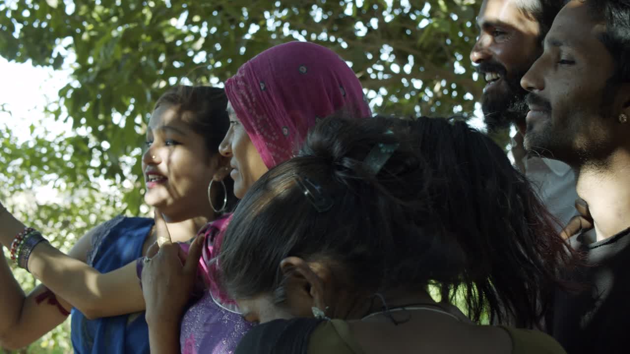 la gente de rajasthan celebra el festival de los colores holi en la india