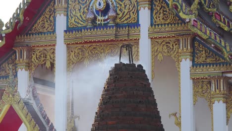incenso en un templo tailandés