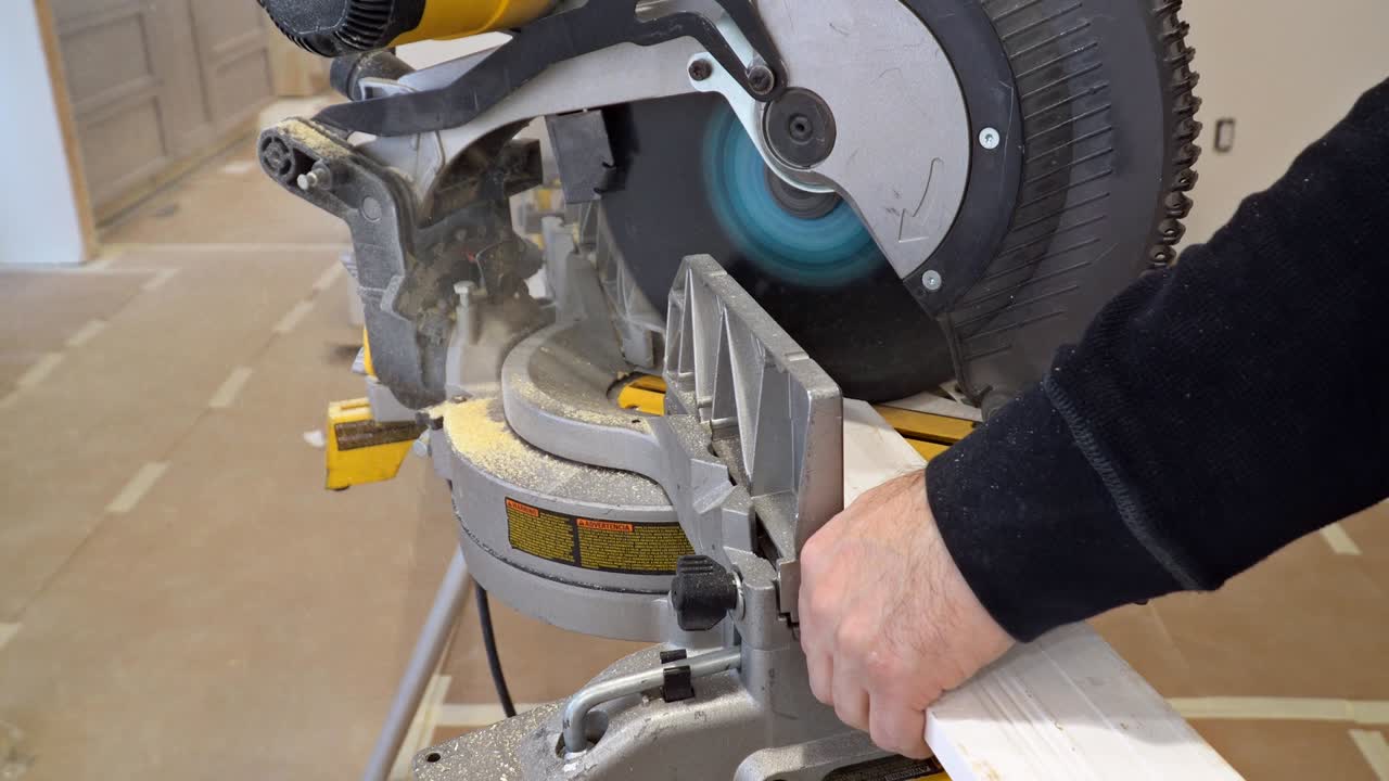 herramientas de carpintería en una mesa de madera con aserradura. lugar de trabajo de carpintero vista superior