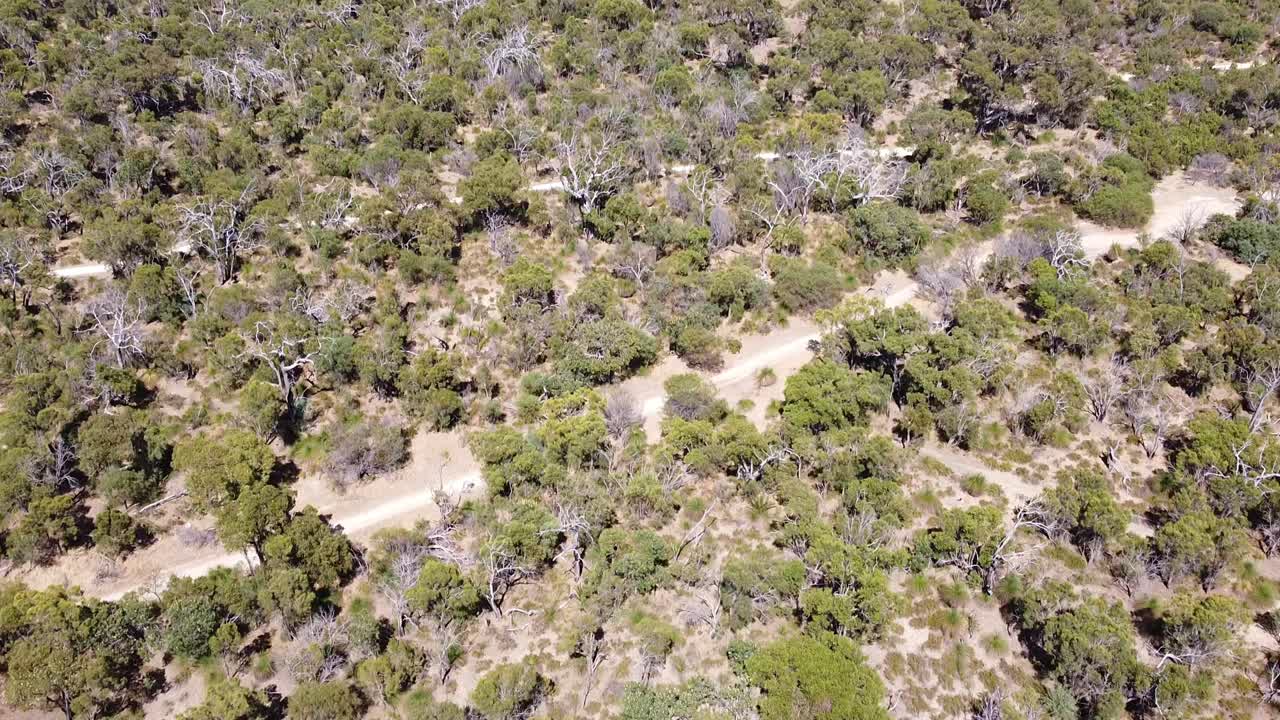 la reserva de arbustos se inclina hacia arriba para revelar el océano y los suburbios del norte de perth