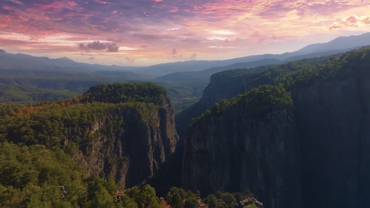 vista del atardecer en el valle montañoso