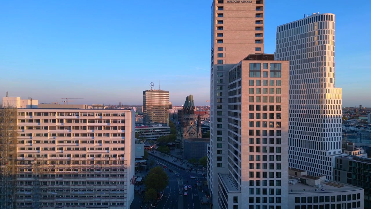 Estação de trem Zoologischer Garten e paisagem urbana circundante em Berlim, Alemanha, durante o pôr do sol. Vista aérea mágica em voo panorâmico de drone.