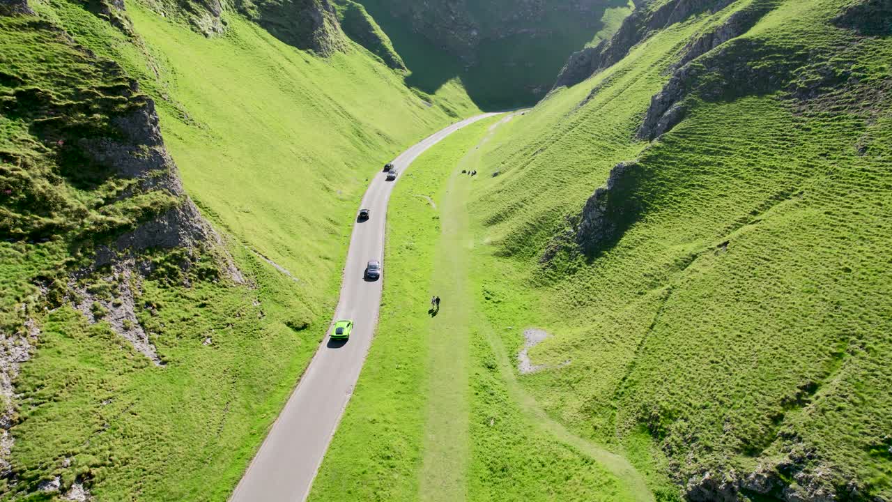상록 석회암 협곡 사이의 언덕길의 멋진 전망