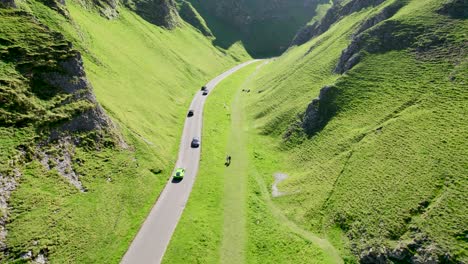 Impresionante-Vista-De-Hill-Pass-Road-Entre-Gargantas-De-Piedra-Caliza-De-Hoja-Perenne