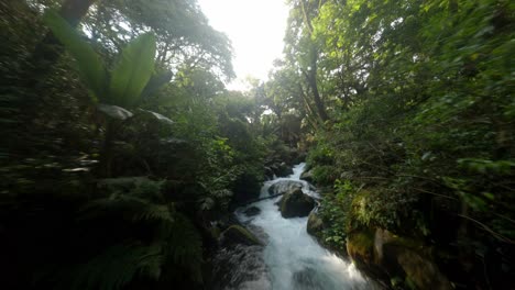 FPV-Drohne:-Fliegen-über-Einen-Fluss-Im-Uruapan-Nationalpark