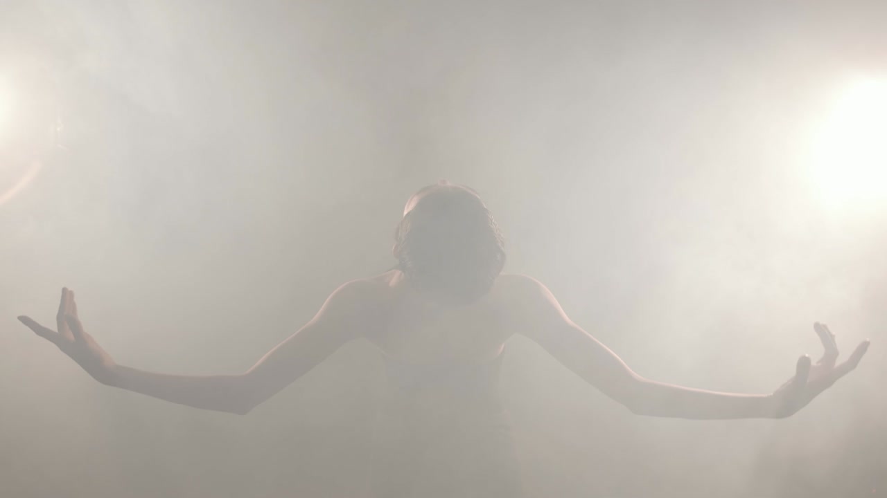 유쾌하고 우아한 일본 소녀가 연기에 발레를 연주하고 있습니다.