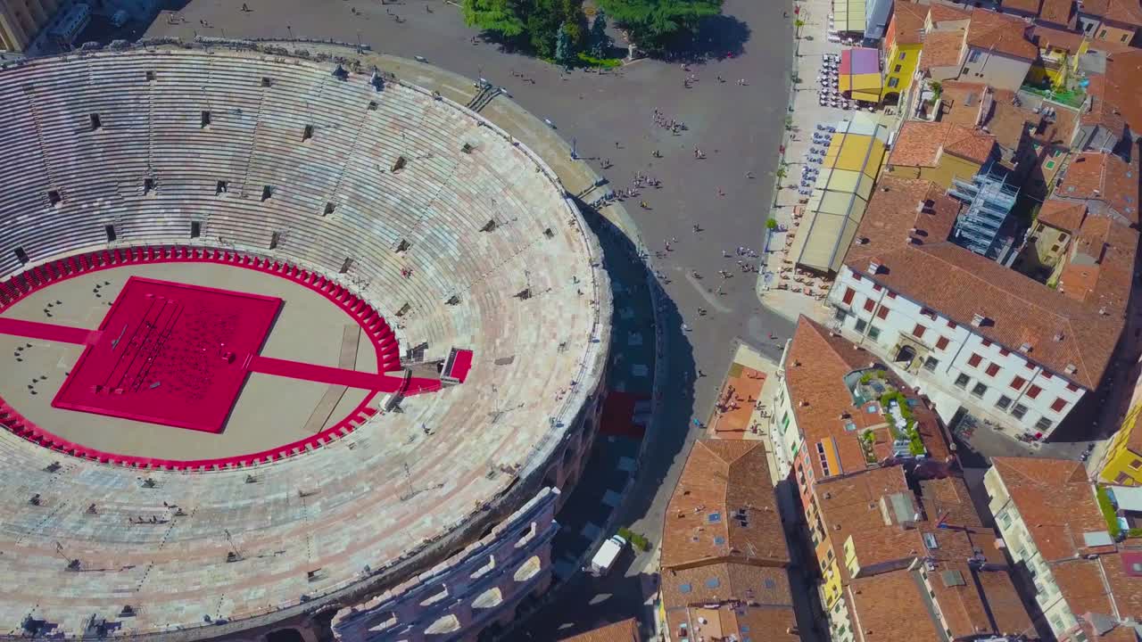 이탈리아 베로나 아레나의 공중 풍경 - 드론이 아레나와 도시의 집 위를 날아갑니다.
