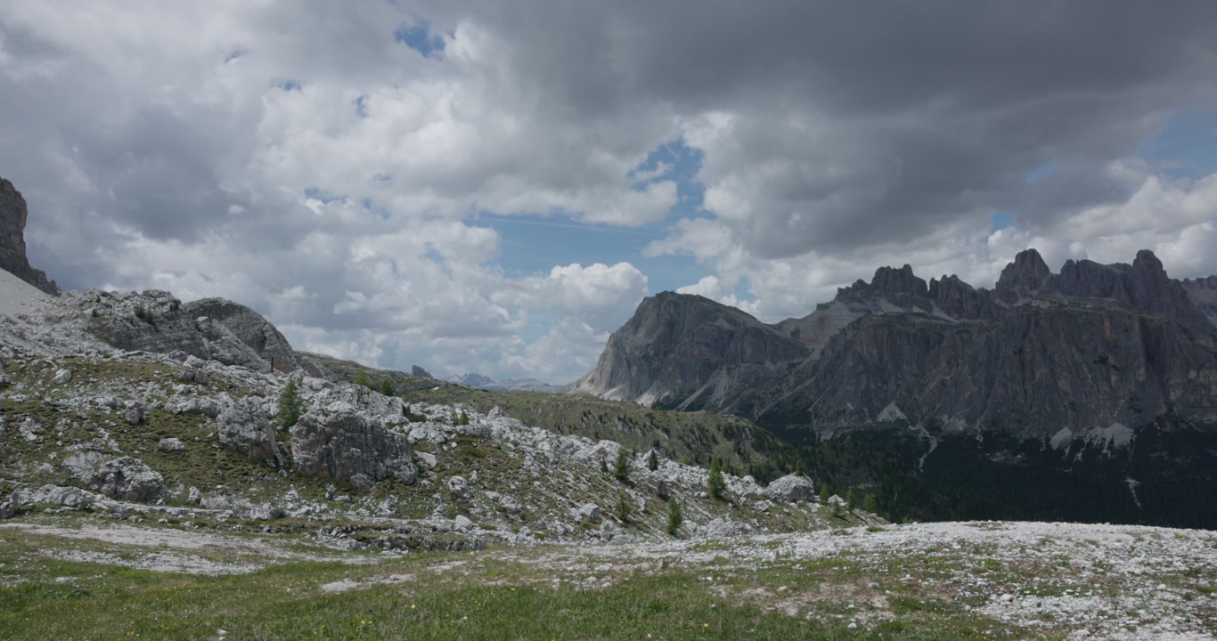 Formazione rocciosa delle Cinque Torri in una giornata nuvolosa nelle Dolomiti, vicino a Cortina d'Ampezzo, Italia. Inquadratura ampia.