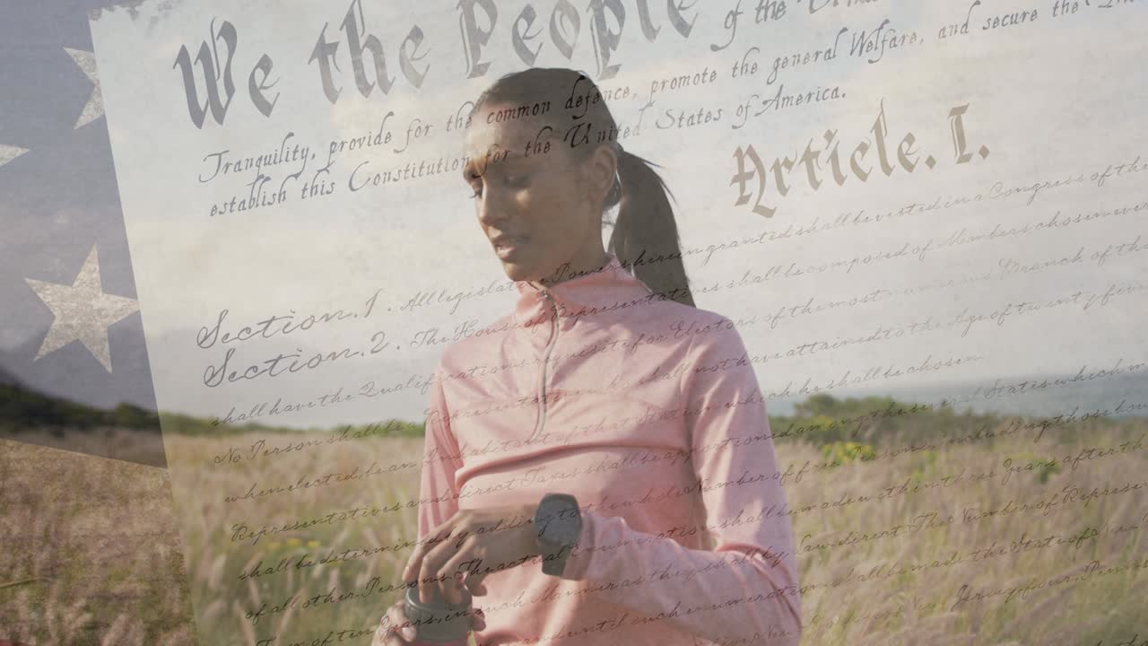 산에서 물을 마시는 두 인종의 여성 위에 있는 미국 국기의 애니메이션