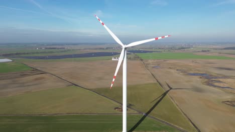 Giro-Del-Molino-De-Viento-En-El-Campo-En-El-Viento-Día-Soleado-Luz-Sombra-Circulando-Aérea