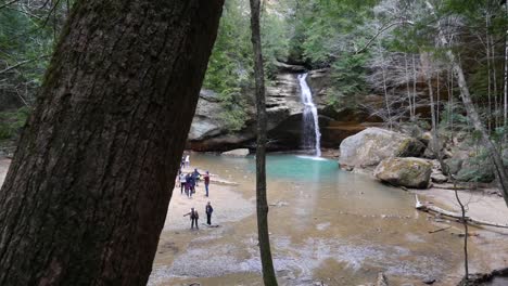 Cascada-En-La-Cueva-Del-Anciano-En-Las-Colinas-De-Hocking,-Ohio