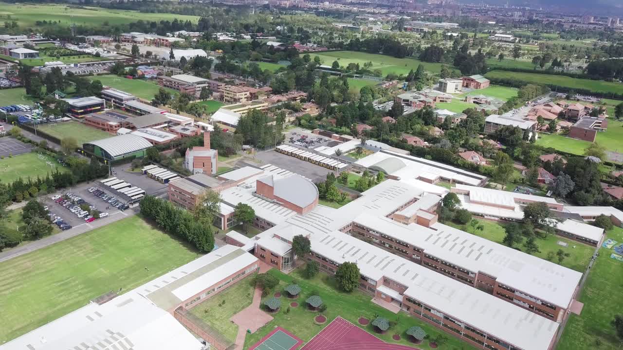 버스로 가득 찬 큰 버스 정류장 터미널의 바쁜 활동의 공중 드론