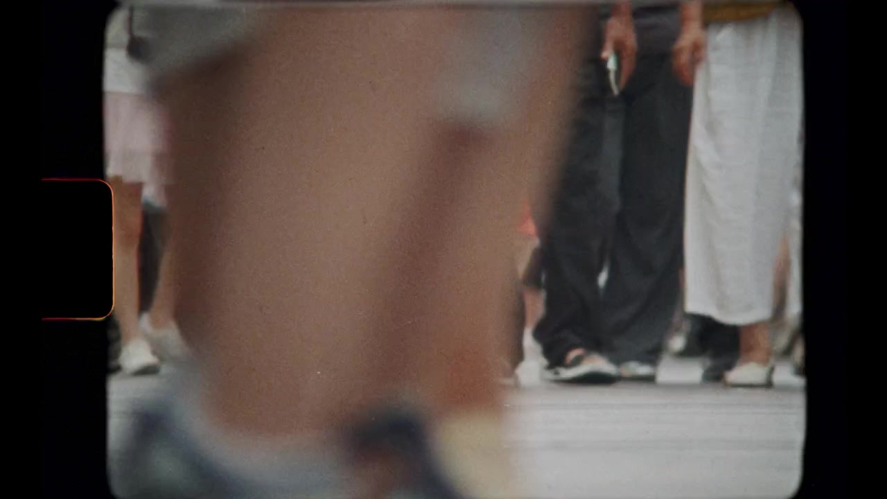 賑やかな街の通りを歩く歩行者のローアングルビュー
