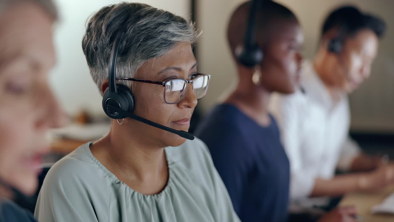 cara de consultor senior, centro de llamadas