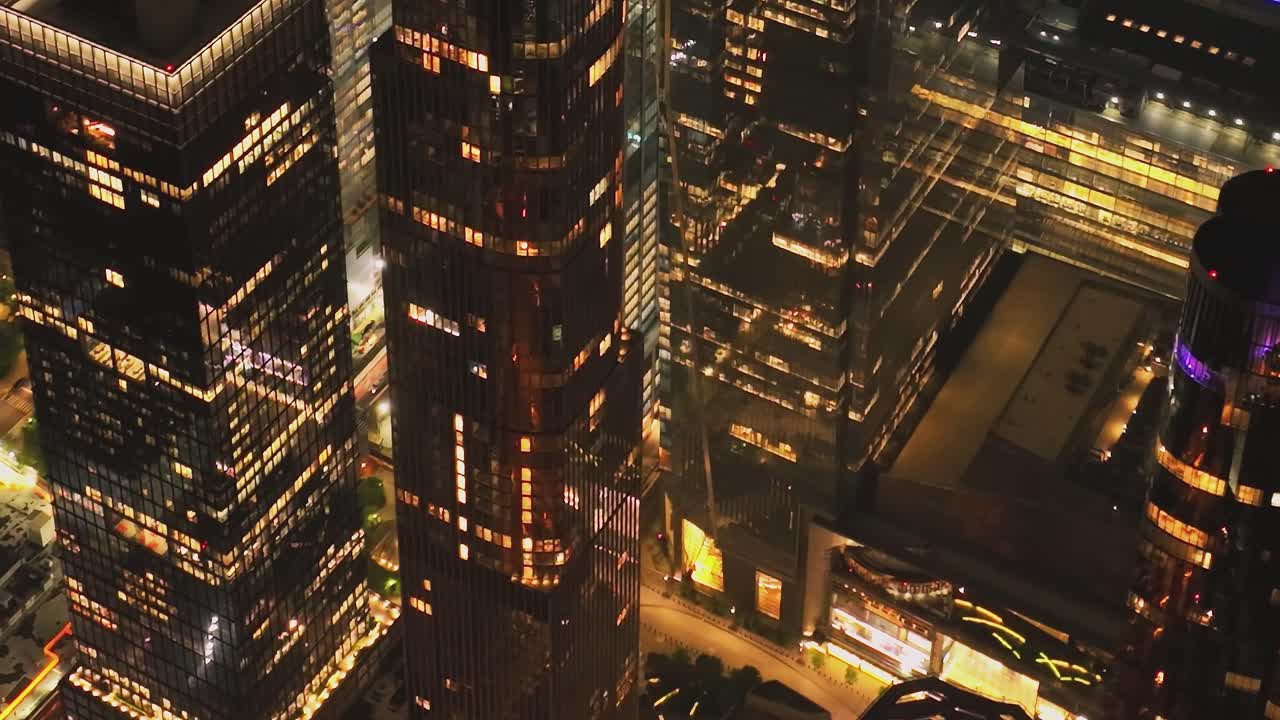 Cruzamento Noturno Movimentado com Rastros de Tráfego em Manhattan