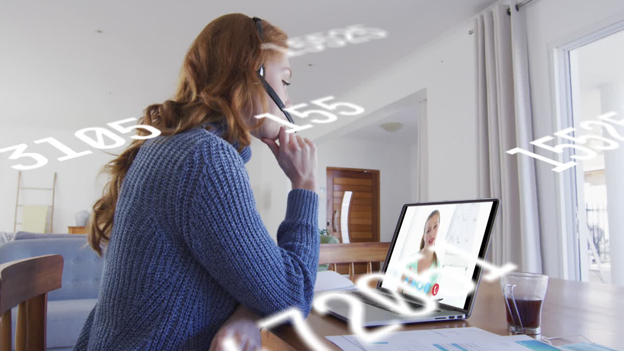 animación de procesamiento de números sobre mujeres que usan computadora portátil en videollamada en segundo plano