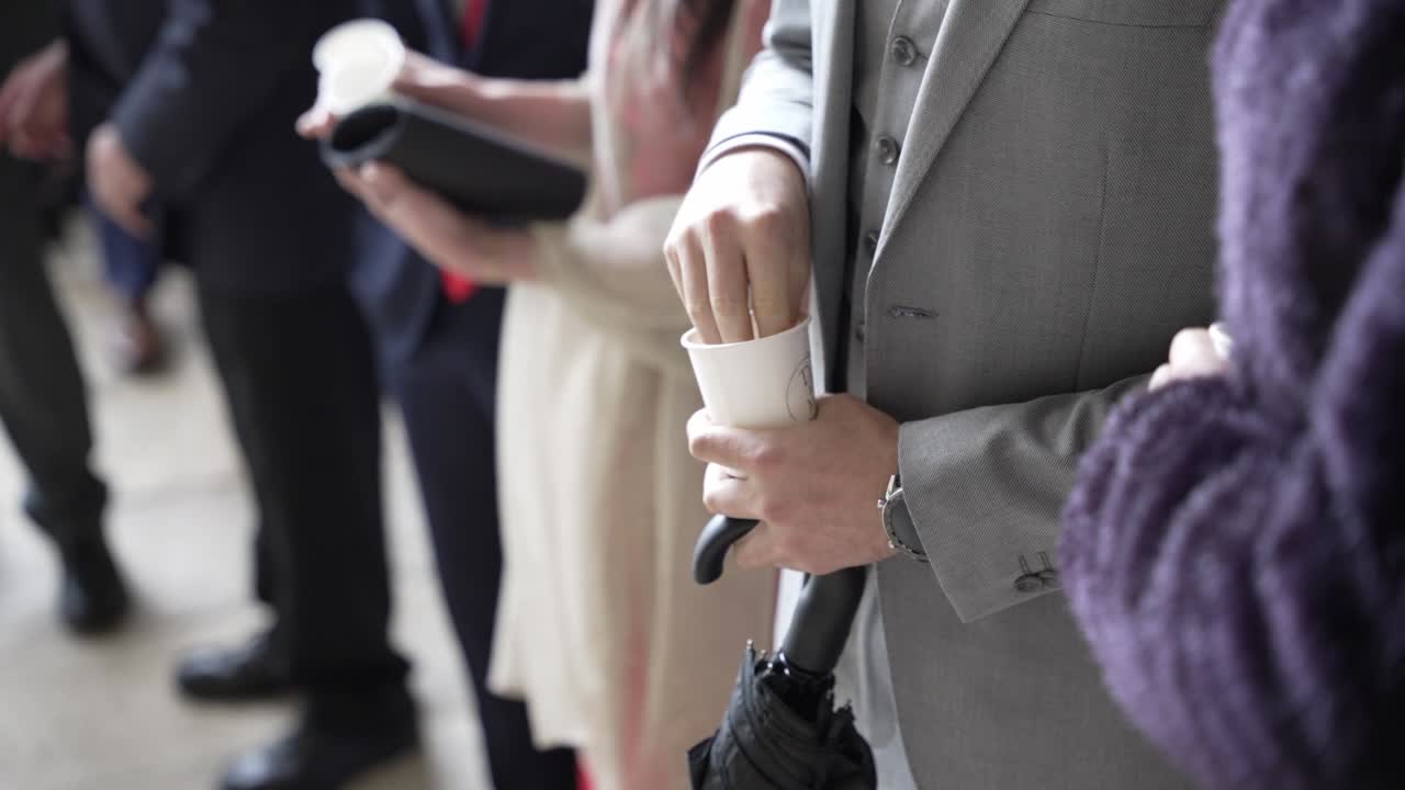 전통적인 결혼식에서 손님들이 을 던지려고 준비하고 있습니다.