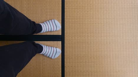 Mann-In-Bequemer-Kleidung,-Der-Auf-Einer-Japanischen-Tatami-Matte-Läuft---Mittlerer-Schuss