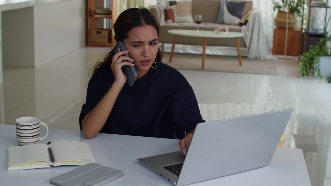 chica infeliz en una llamada en casa