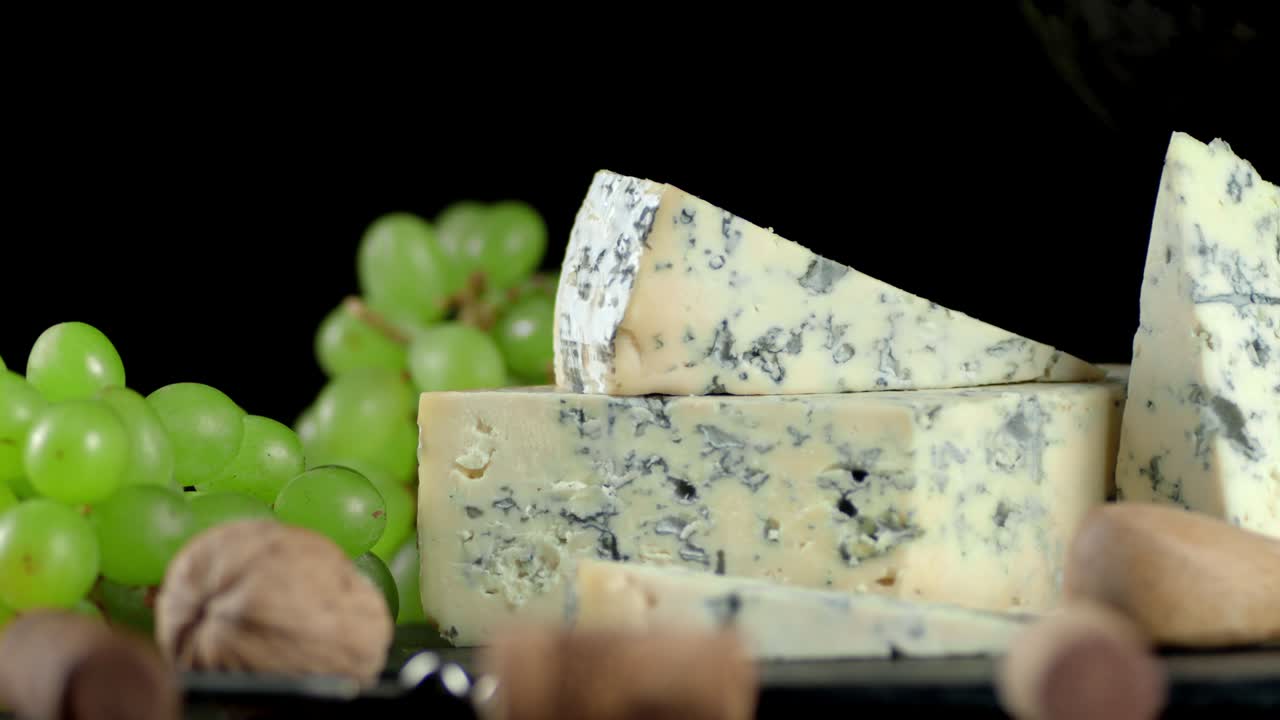 포도와 견과류와 브리 치즈 조각이 천천히 회전합니다.