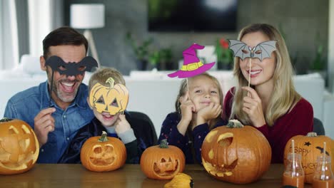 retrato de una familia feliz pasando halloween juntos en casa