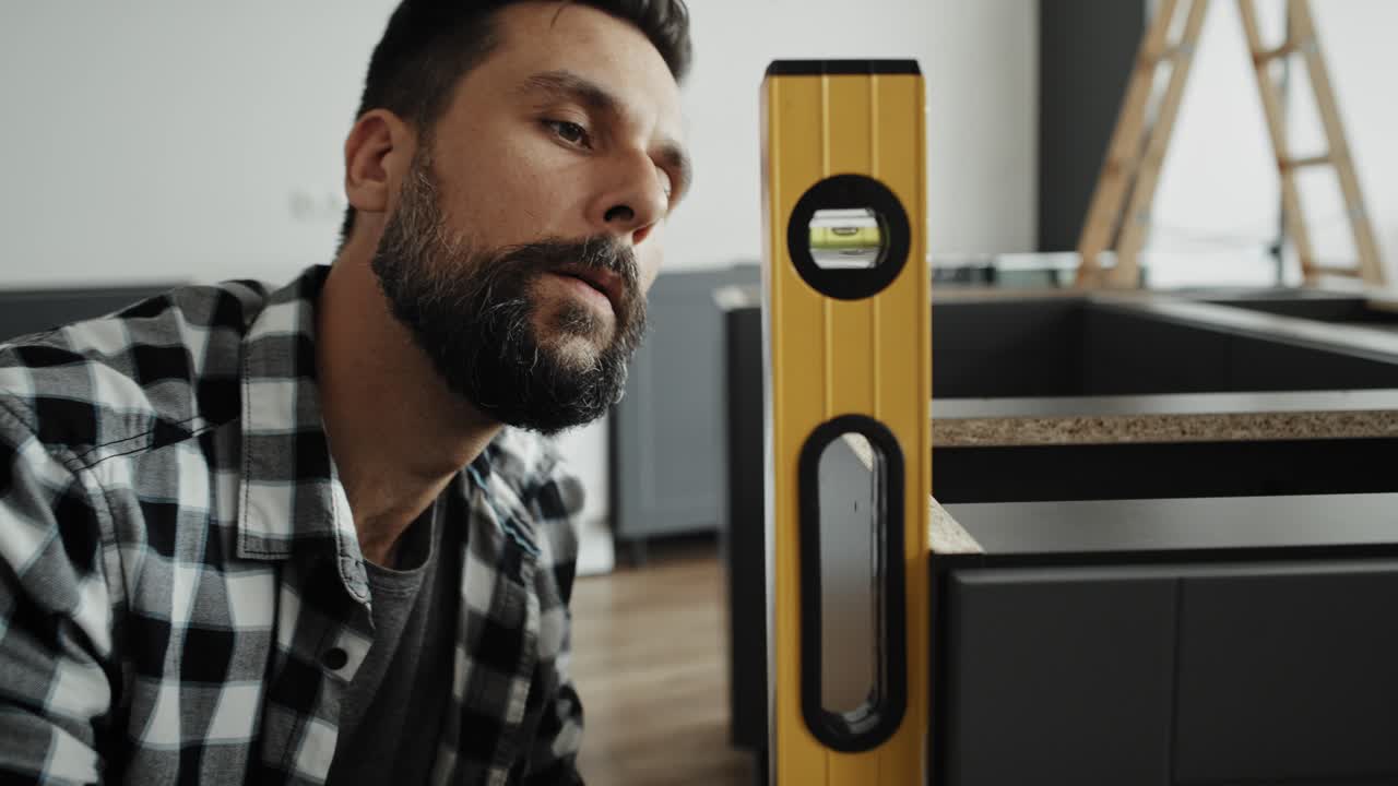 vídeo en primer plano del hombre usando el nivel del espíritu