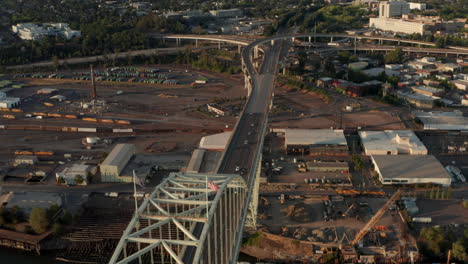 tomada aérea en círculo del puente fremont revelando portland oregon