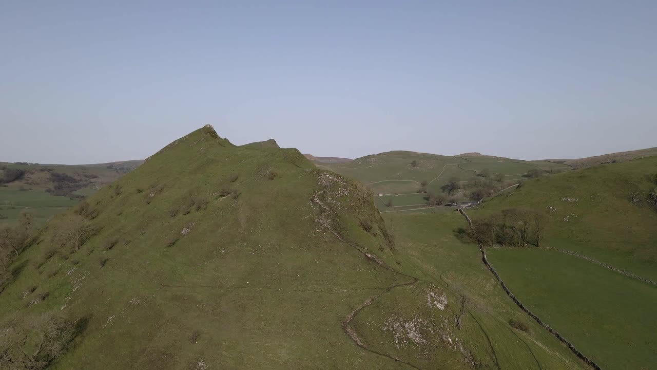 Filmato drone in 4K di una grande, verde e bellissima collina nel Peak District.