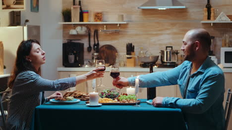 pareja bebiendo un vaso de vino