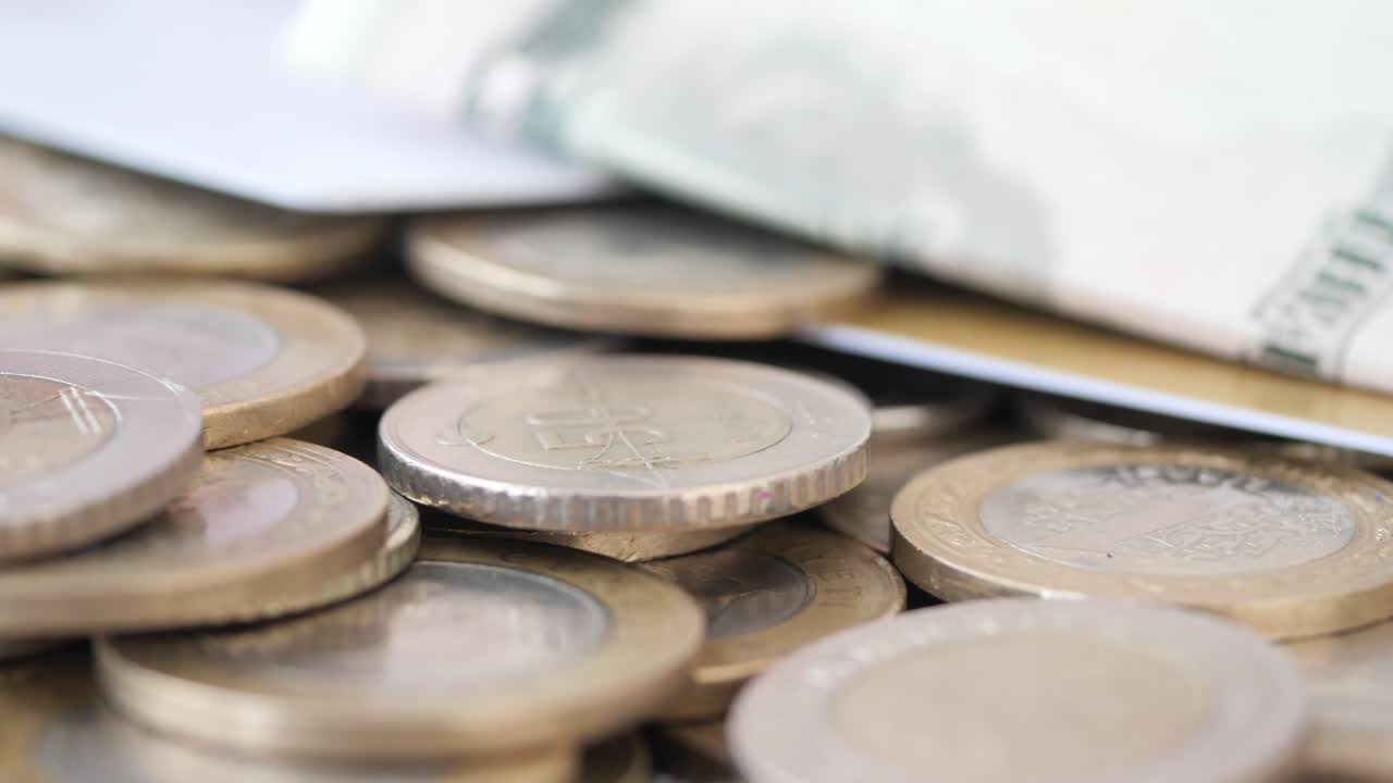 montón de monedas y dinero