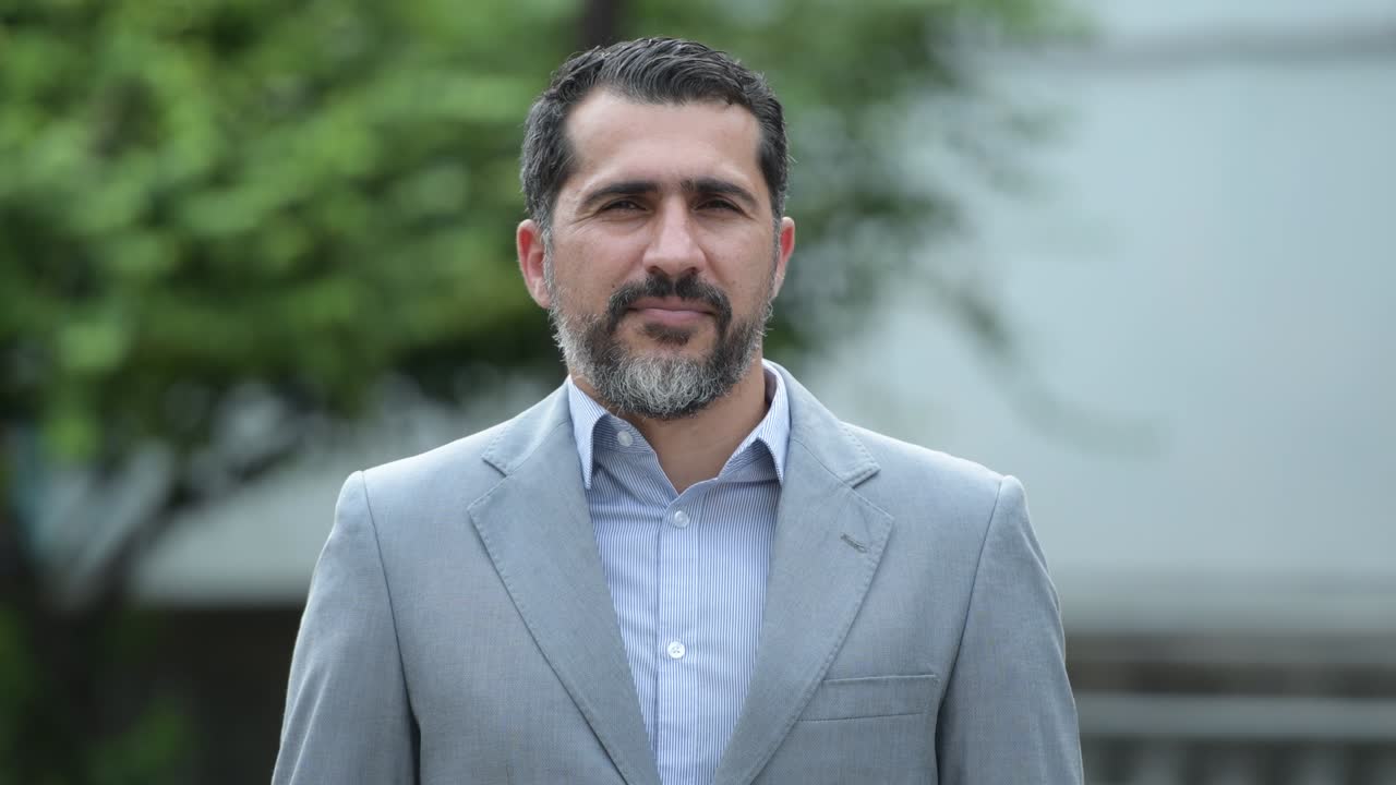 persa guapo hombre de negocios barbudo en las calles al aire libre