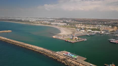 el puerto de almerimar en almería durante un día soleado de verano