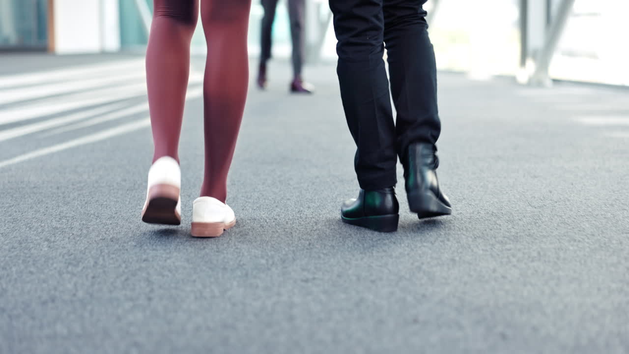 la espalda, las piernas y las personas que caminan en la oficina