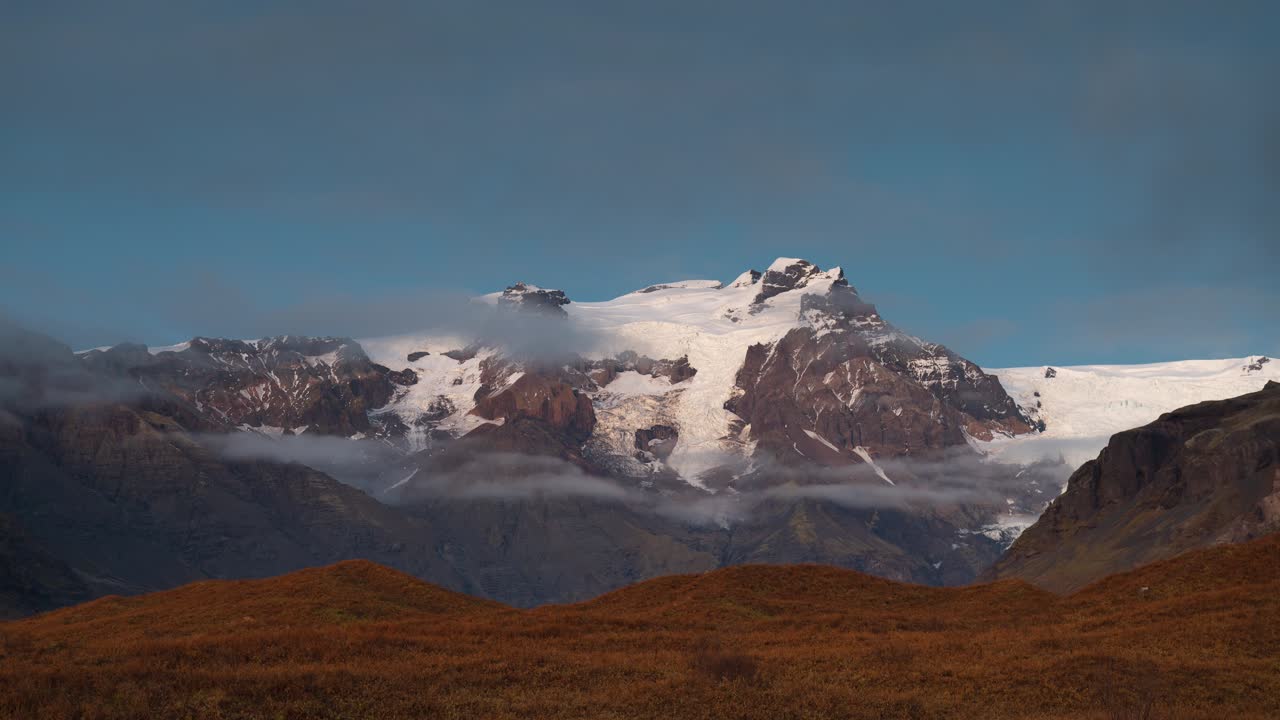A timelapse of the blue hour at Hvannadalshn&uacute;kur, Iceland