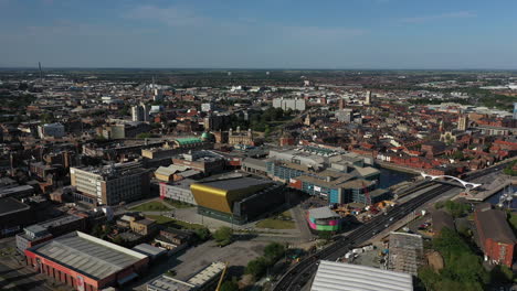 panorámica aérea lenta de izquierda a derecha sobre el centro de la ciudad del casco