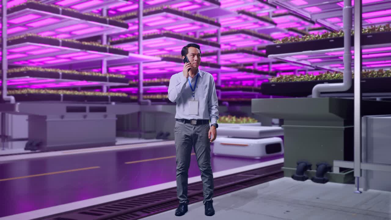 hombre de negocios hablando por teléfono en una granja vertical futurista